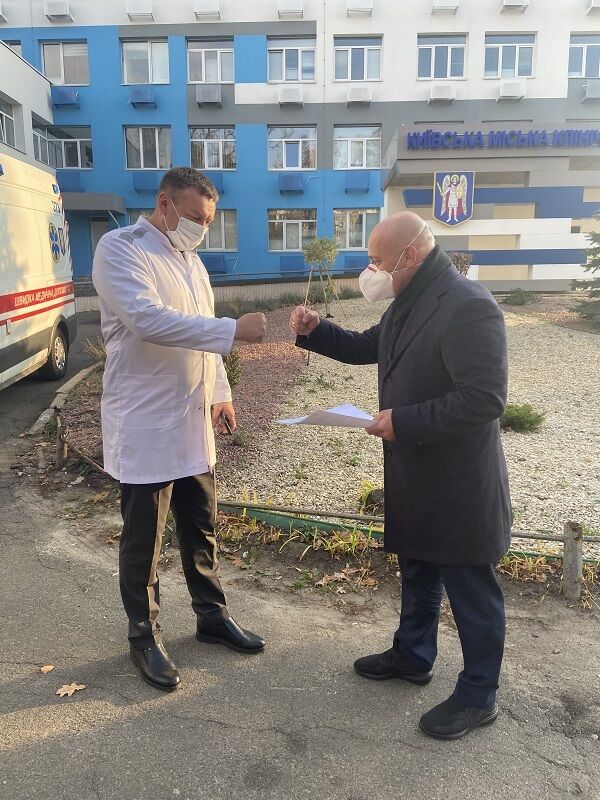 "Епіцентр" передав апарати ШВЛ у Київську міську клінічну лікарню №7