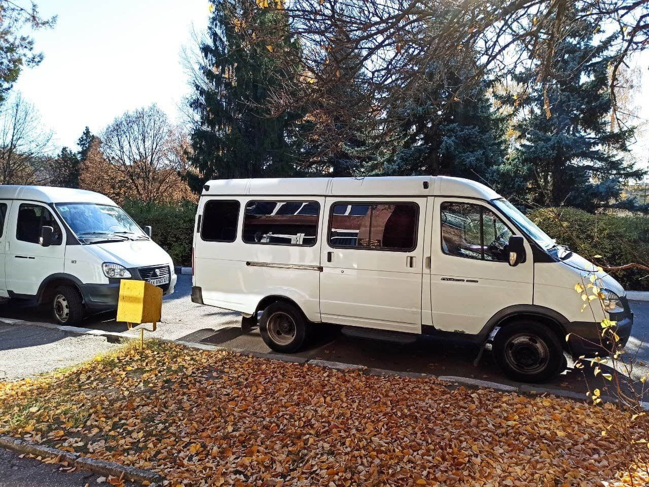 Біля крематорію в Харкові черга з ритуальних автомобілів.