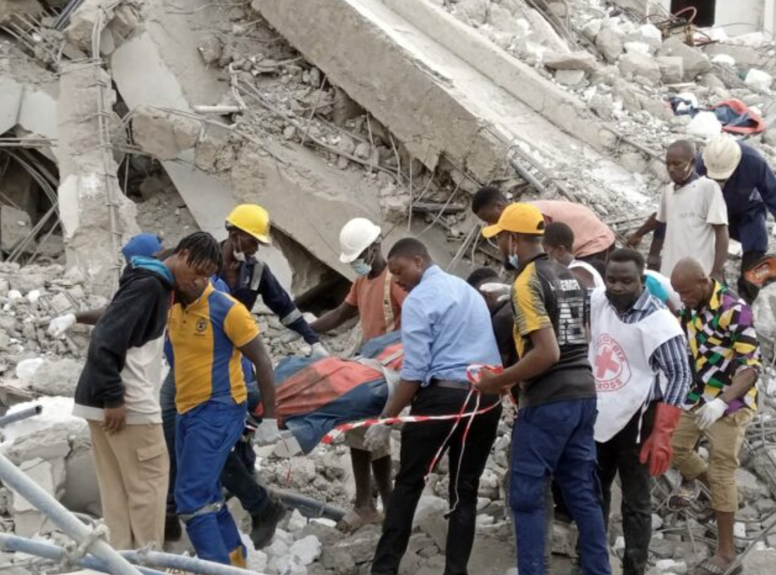 Спасатели достали тела семерых погибших.