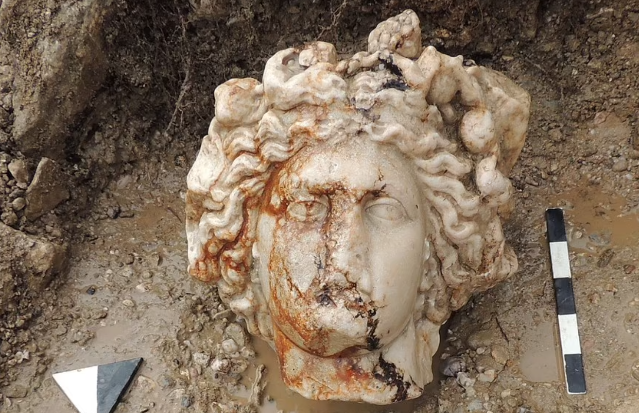 Тела статуй были найдены ранее .