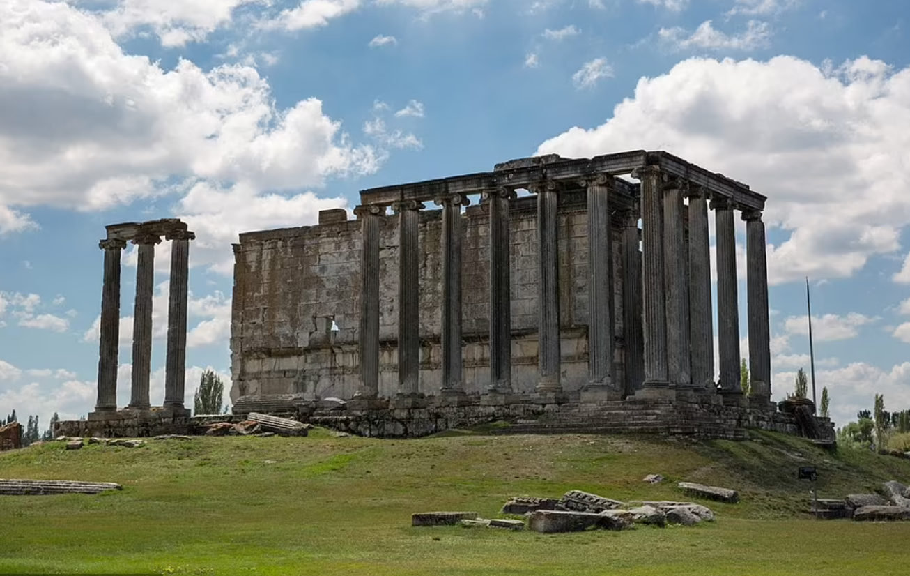 Айзаной был важным политическим и экономическим центром в римские времена; сохранившиеся остатки того периода включают хорошо сохранившийся храм Зевса.