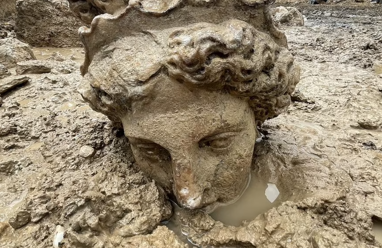 Голова скульптуры Афродиты.