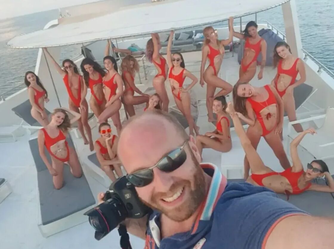 Виталий Гречин с девушками на отдыхе