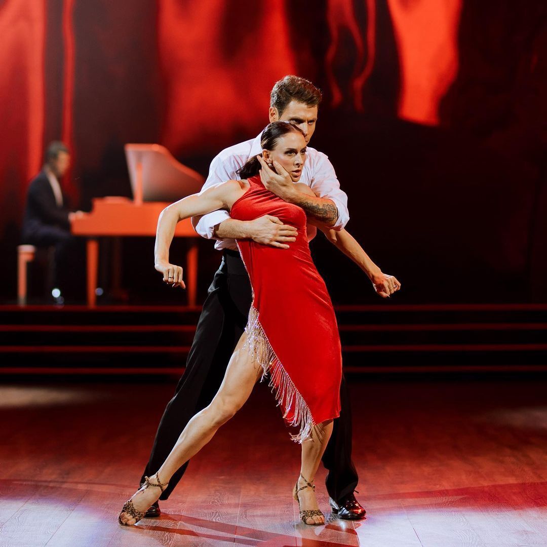 Артур Логай и Анна Карелина станцевали танго.