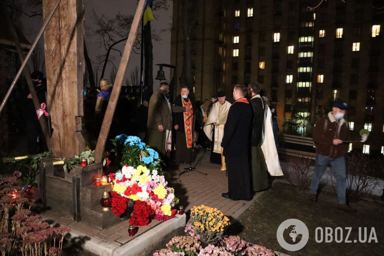 Люди заспівали гімн України на згадку про події Майдану.