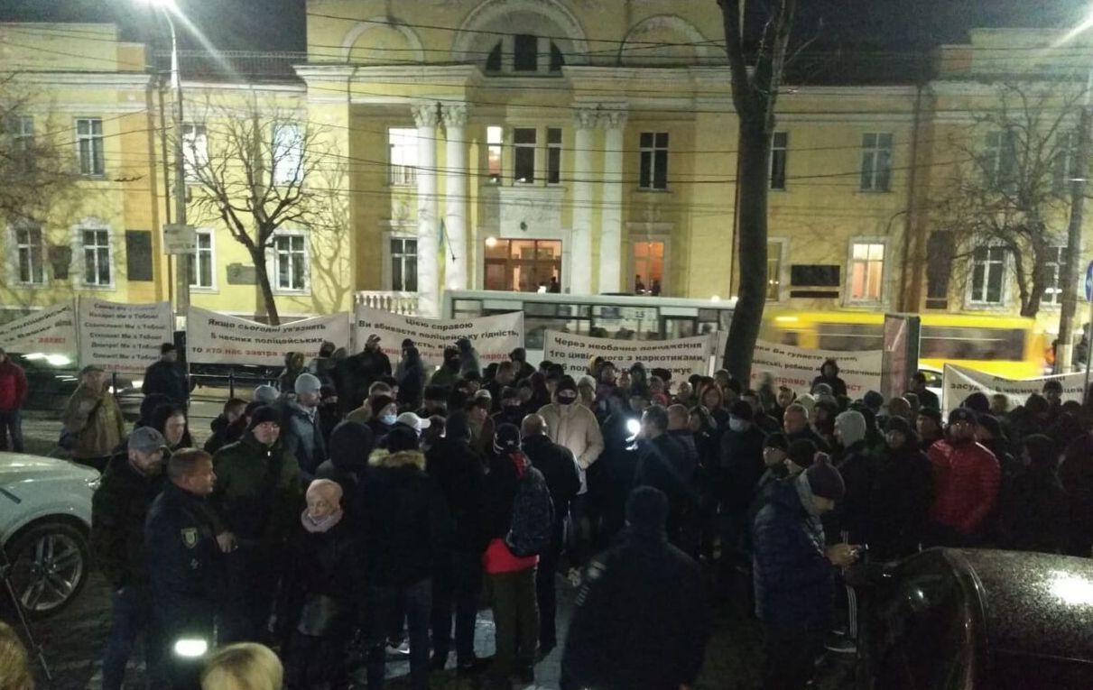 Прихильники обвинувачених перед засіданням суду в Тернополі.