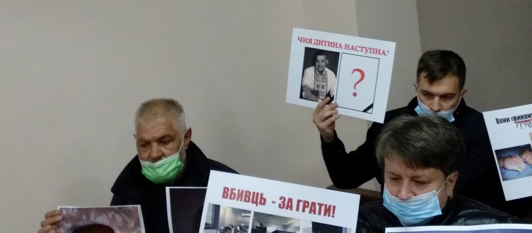 Батьки та брат загиблого Володимира Клима під час судового засідання.