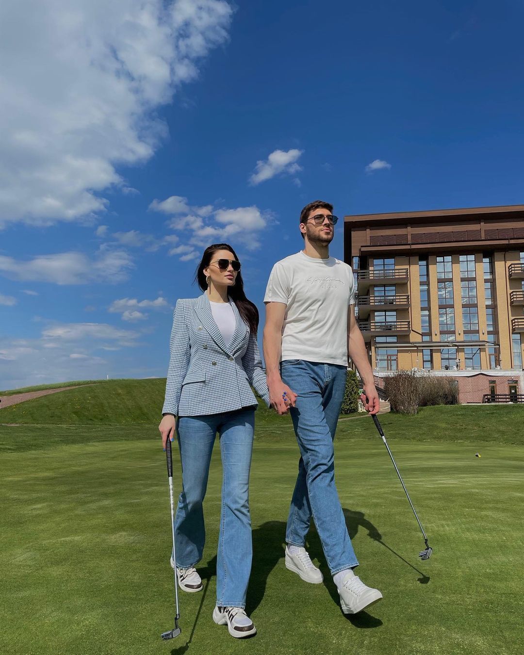 Еліна та В'ячеслав Кравцові під час гри у гольф.