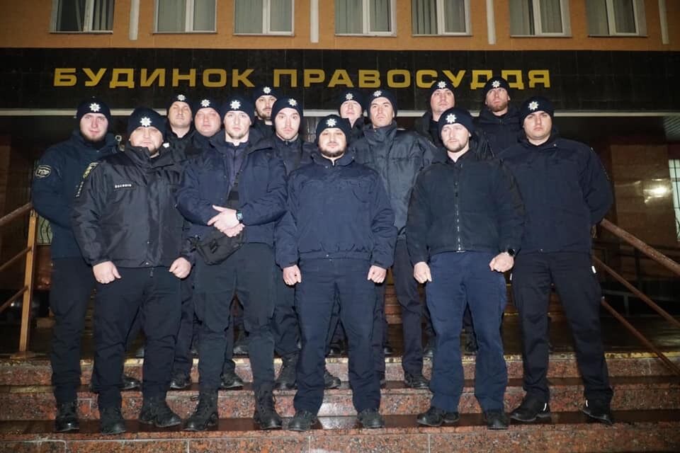 Поліцейські біля будівлі апеляційного суду у Тернополі.