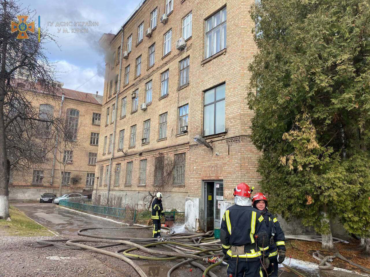 Спасатели на месте происшествия.