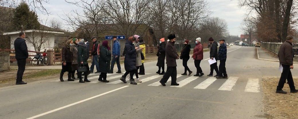 Люди безперервно ходили пішохідними переходами