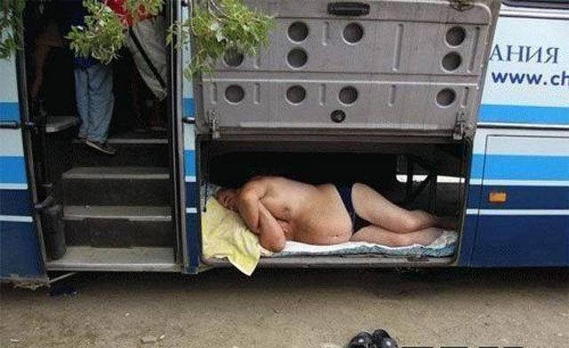 Мужчина спит в багажном отсеке.