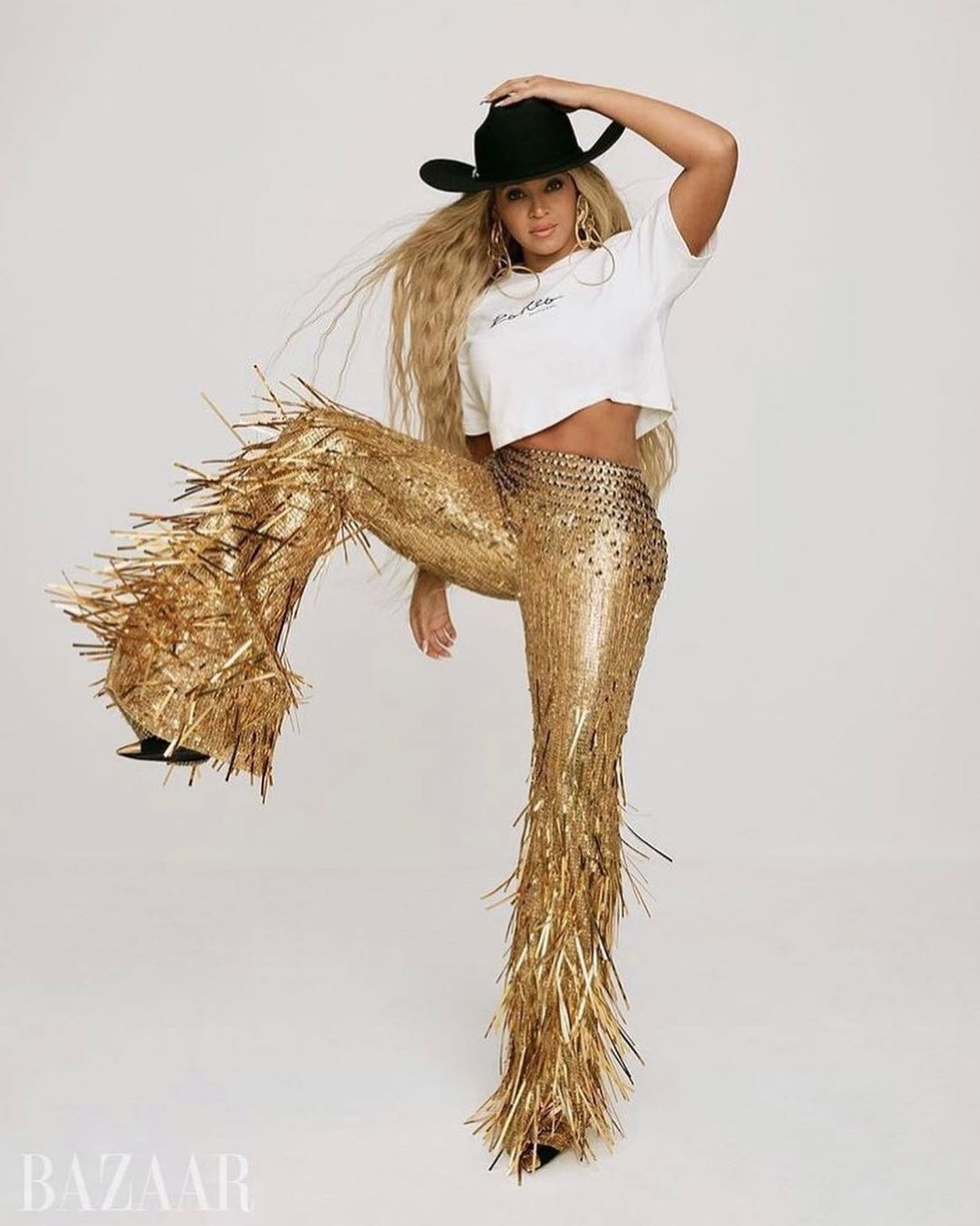 Beyonce в золотых брюках