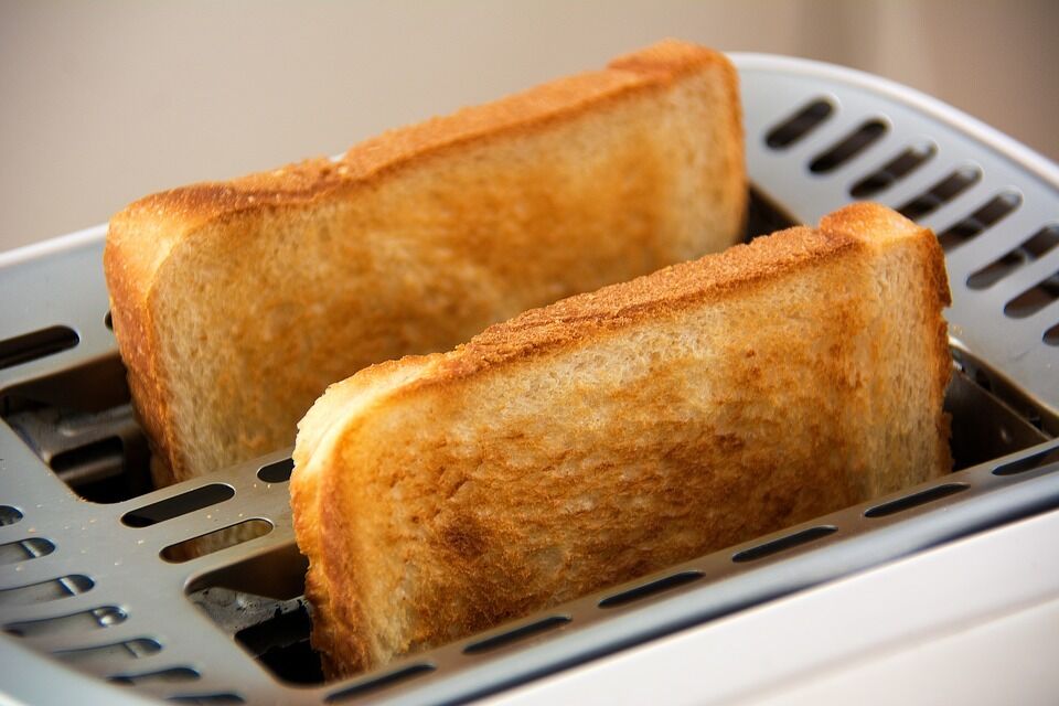 Блюдо подают на обжаренных тостах или булочках