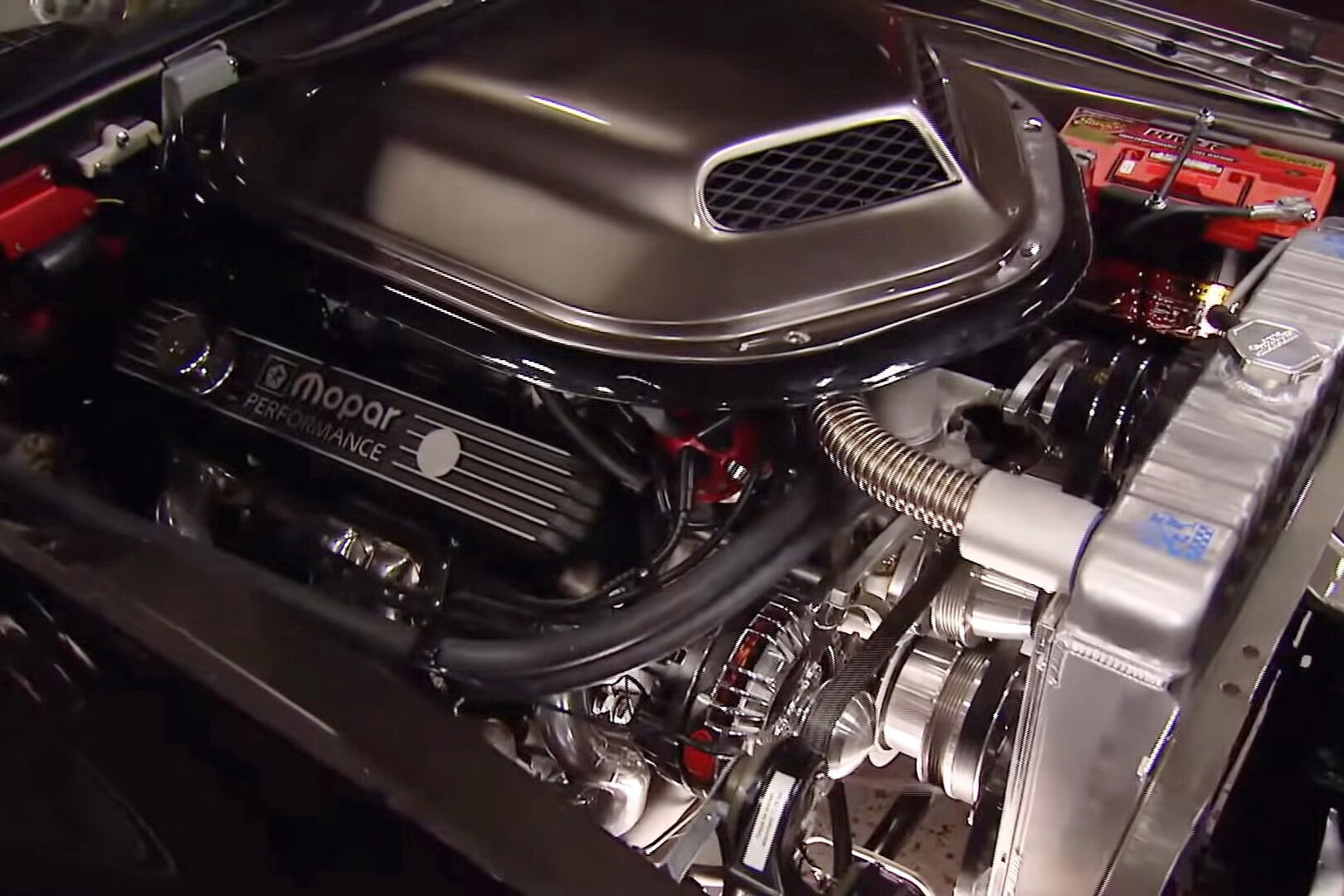 На смену штатному мотору под капотом этого автомобиля установили современный 7,2-литровый мотор Hemi V8
