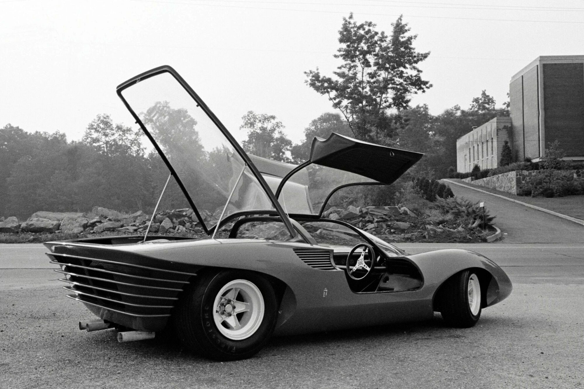 В облике новинки чувствуется влияние прототипа Ferrari 250 P5 Berlinetta Speciale, созданного в ателье Pininfarina в 1968 году