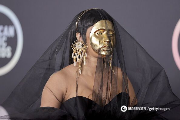 Карди Би в золотой маске на American Music Awards 2021.