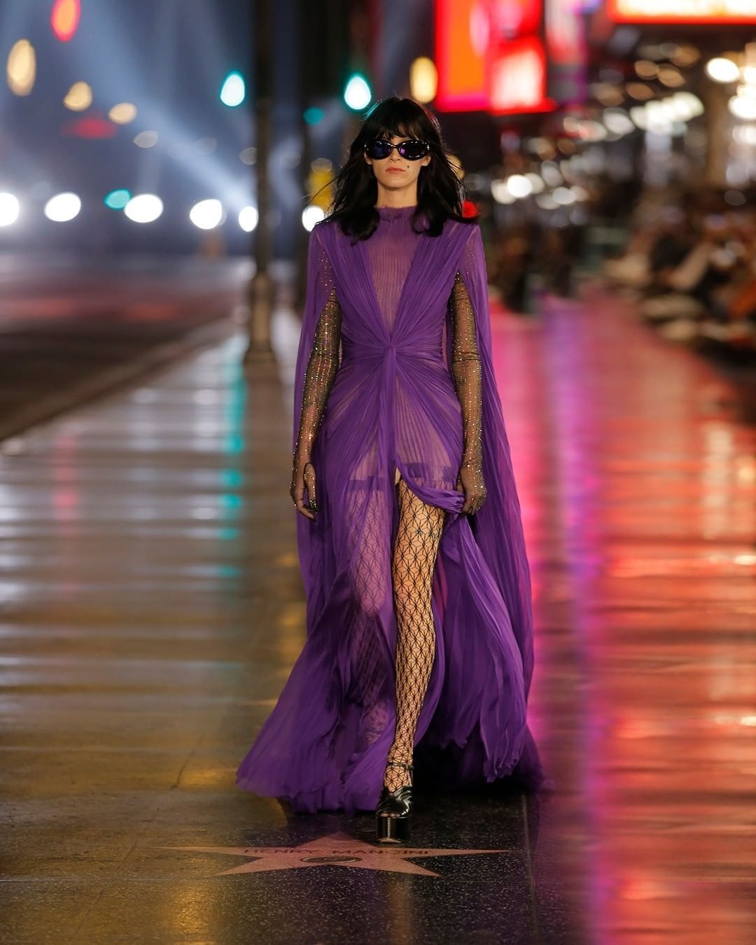 Фіолетова напівпрозора сукня на показі Gucci