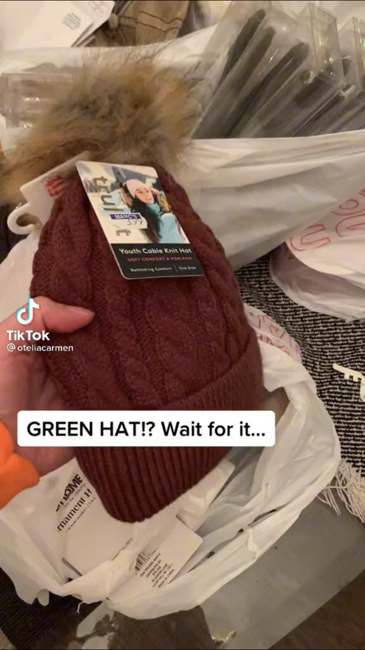 Блогер купила шапку зеленого цвета