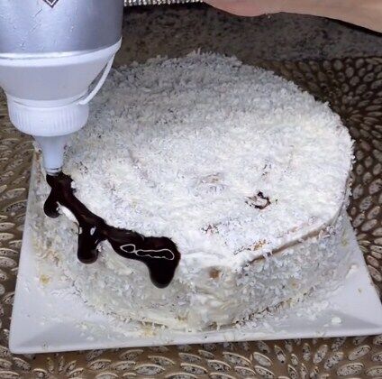 Торт прикрасити кокосовою стружкою та шоколадом