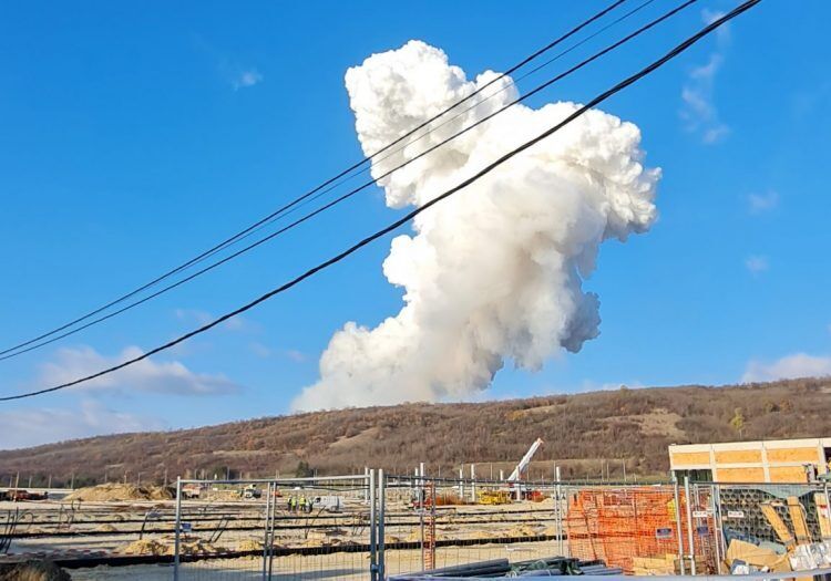 В Сербии произошел взрыв на фабрике по производству противоградных ракет. Фото и видео