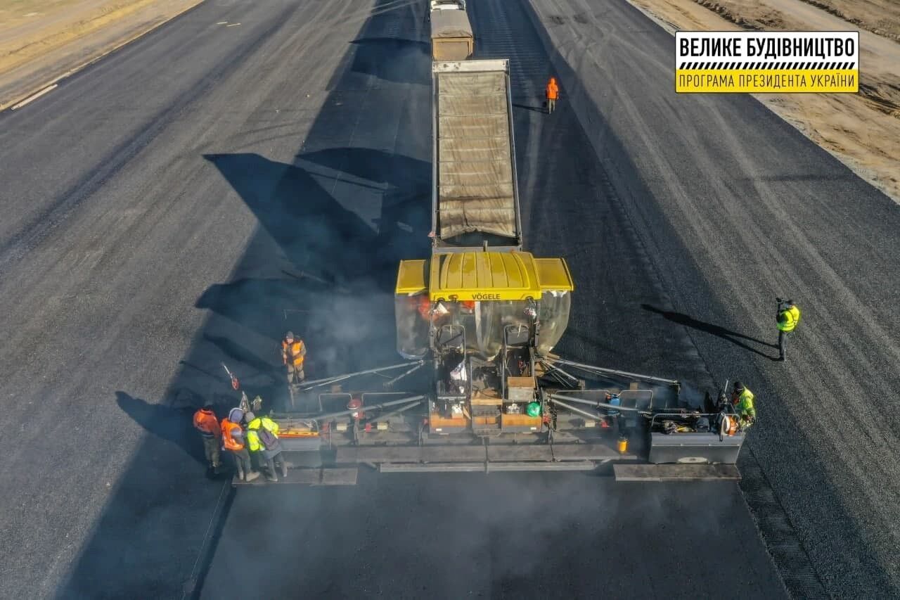 В аэропорту Херсона по программе Зеленского строят полосу, способную принимать "Мрию". Фото