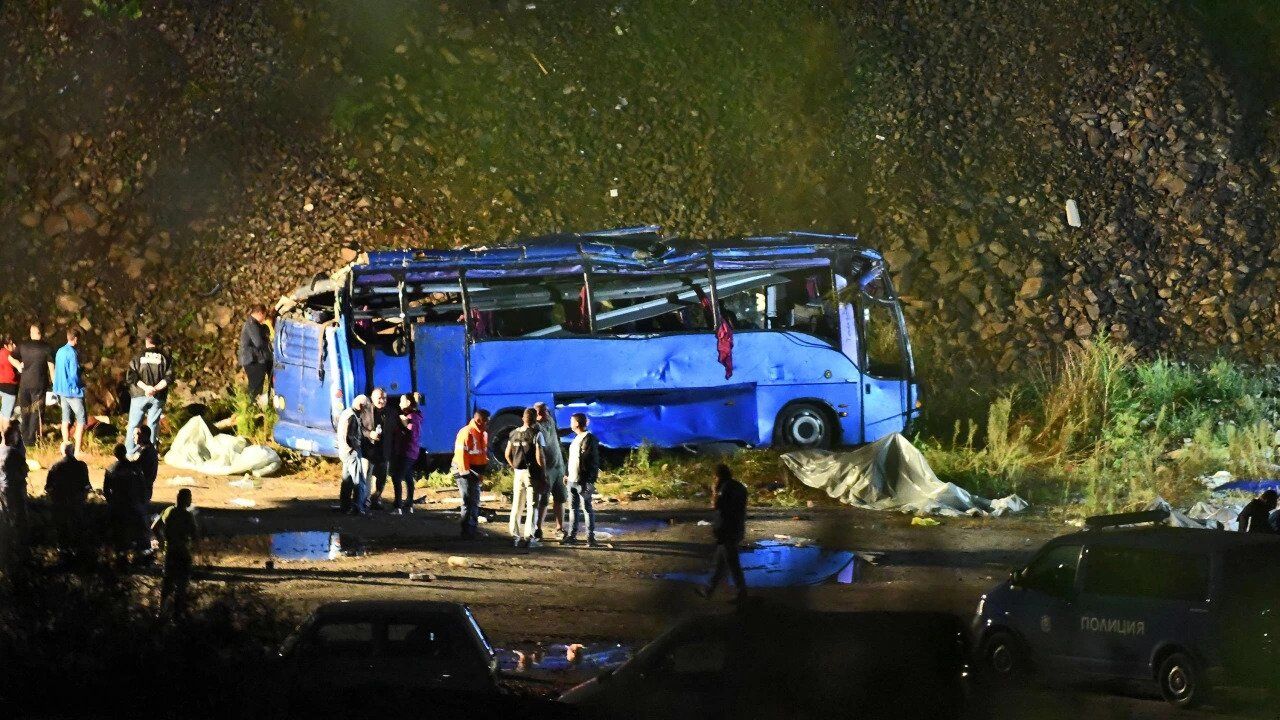 В Болгарии автобус с туристами влетел в ограждение и загорелся, погибли 46 человек. Фото и видео