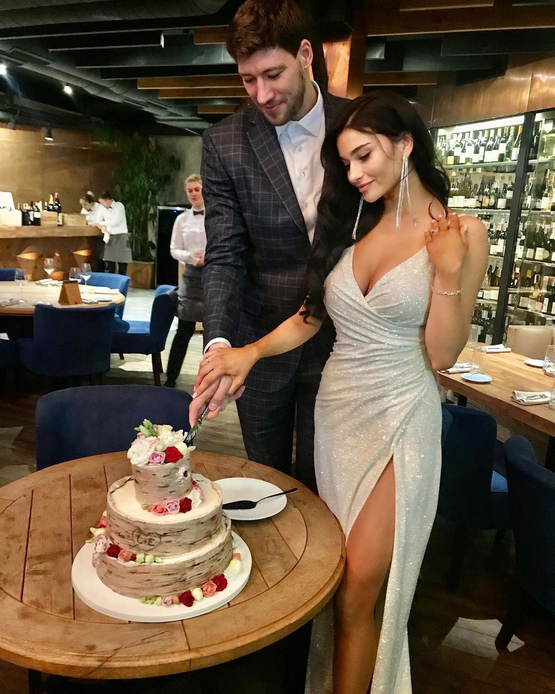 В'ячеслав та Еліна Кравцови на весільному бенкеті.