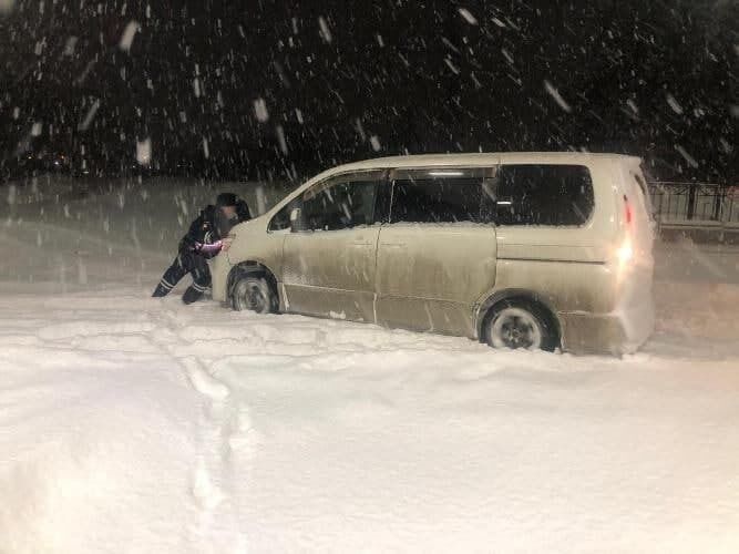 Часть России замело снегом, дороги закрыты для проезда, а школьники сидят дома. Фото и видео