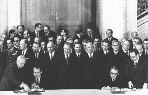 Підписання перших радянсько-американських документів щодо обмеження стратегічних озброєнь. Москва, Кремль, 26 травня 1972 року