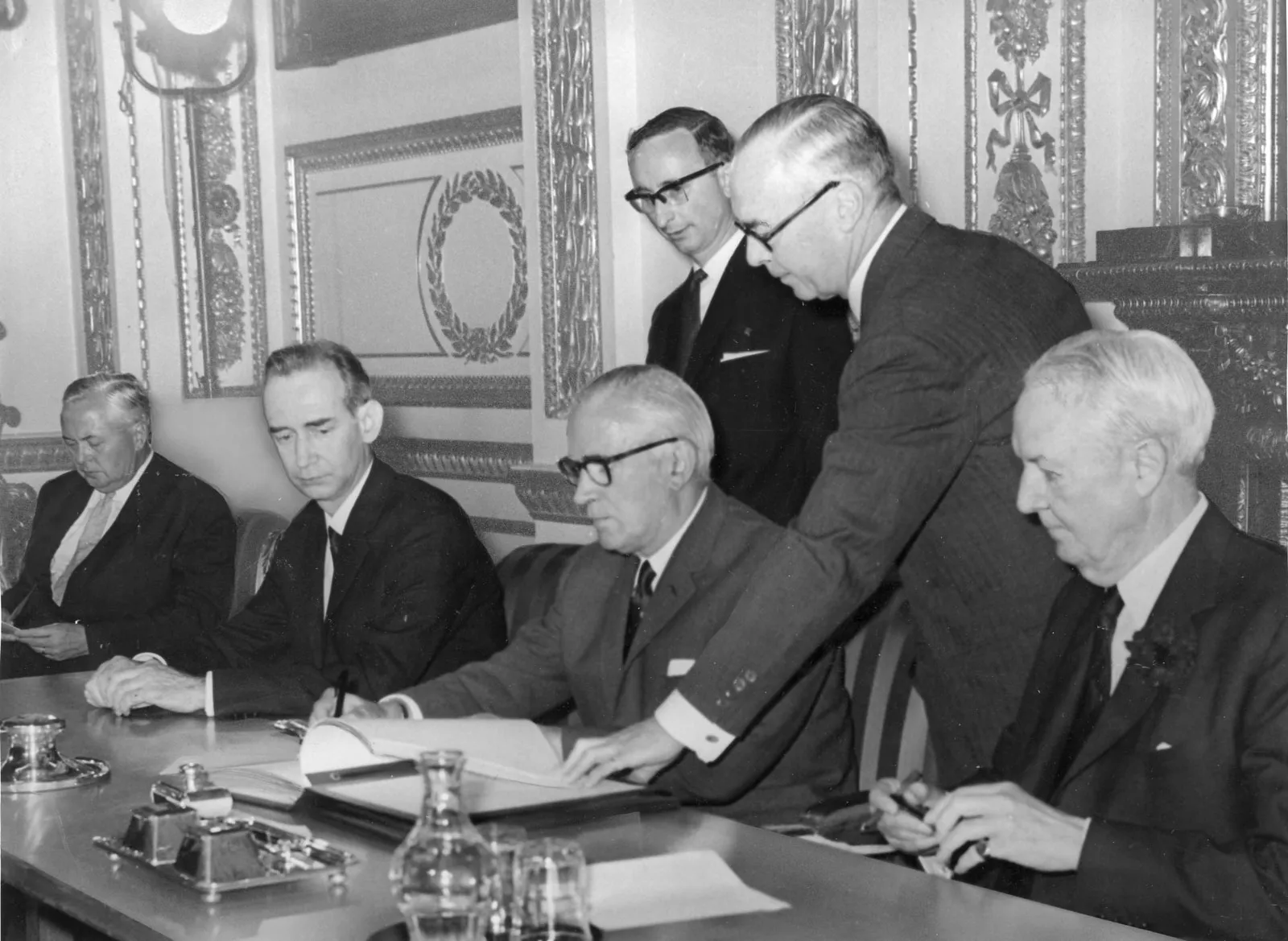 Министр иностранных дел Великобритании Майкл Стюарт (третий справа) подписывает Договор о нераспространении ядерного оружия, Лондон, 1968 год.