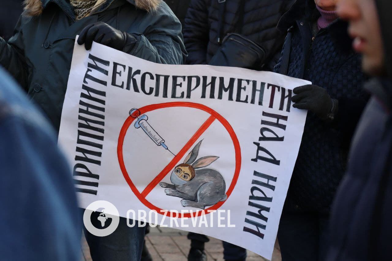 У Києві противники вакцинації влаштували акцію протесту, поліція посилила безпекові заходи. Фото та відео