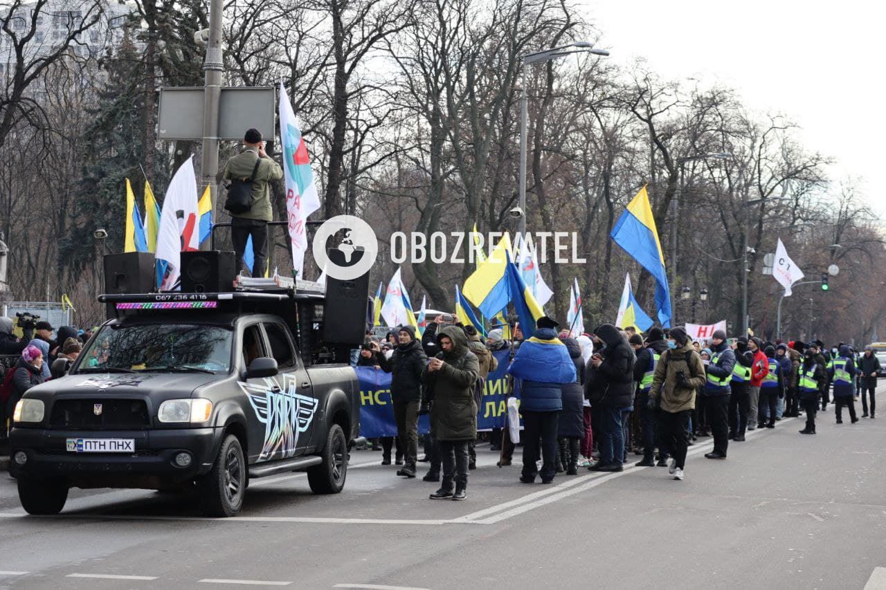 Митингующие отправились к зданию СБУ.