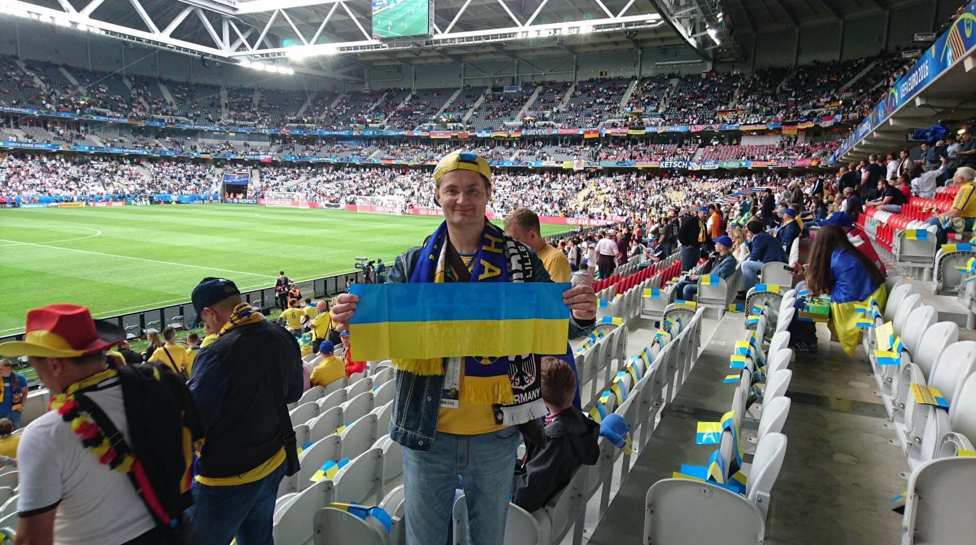 Шоумен с украинским флагом на футбольном матче