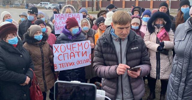 К протестующим вышел председатель Светловодской ОТГ Андрей Малицкий