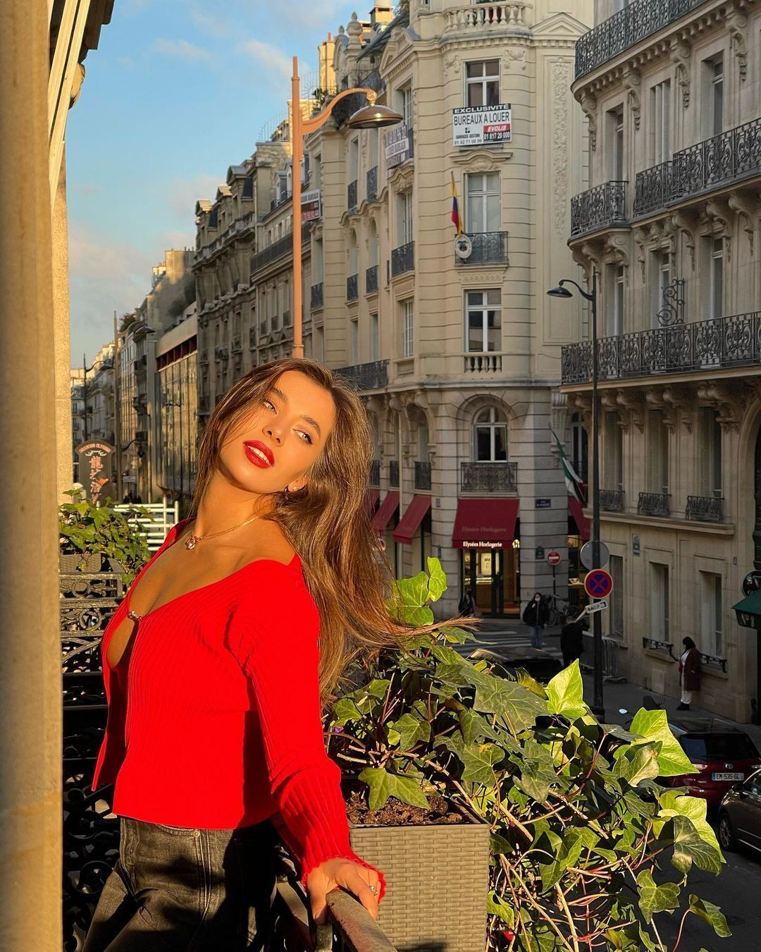 Анна Неплях позирует на балконе в Париже.
