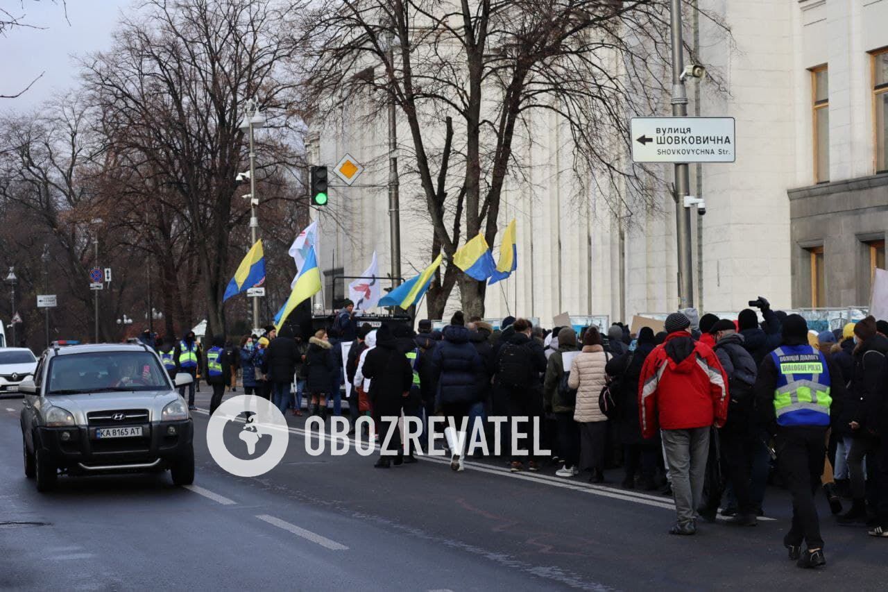 Мітингувальники йдуть до будівлі СБУ.