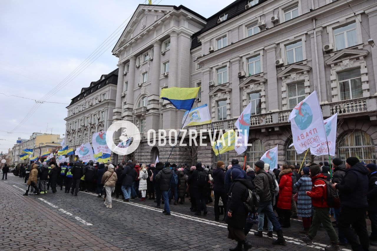 Митингующие дошли до здания СБУ.