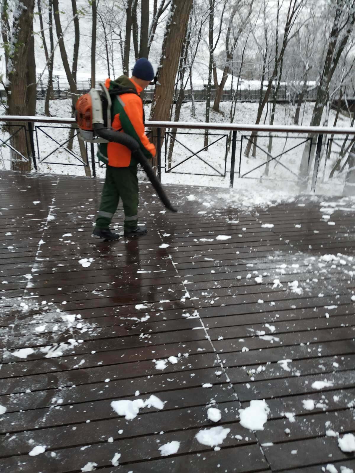 279 працівників районних КП УЗН прибирають сніг у столиці