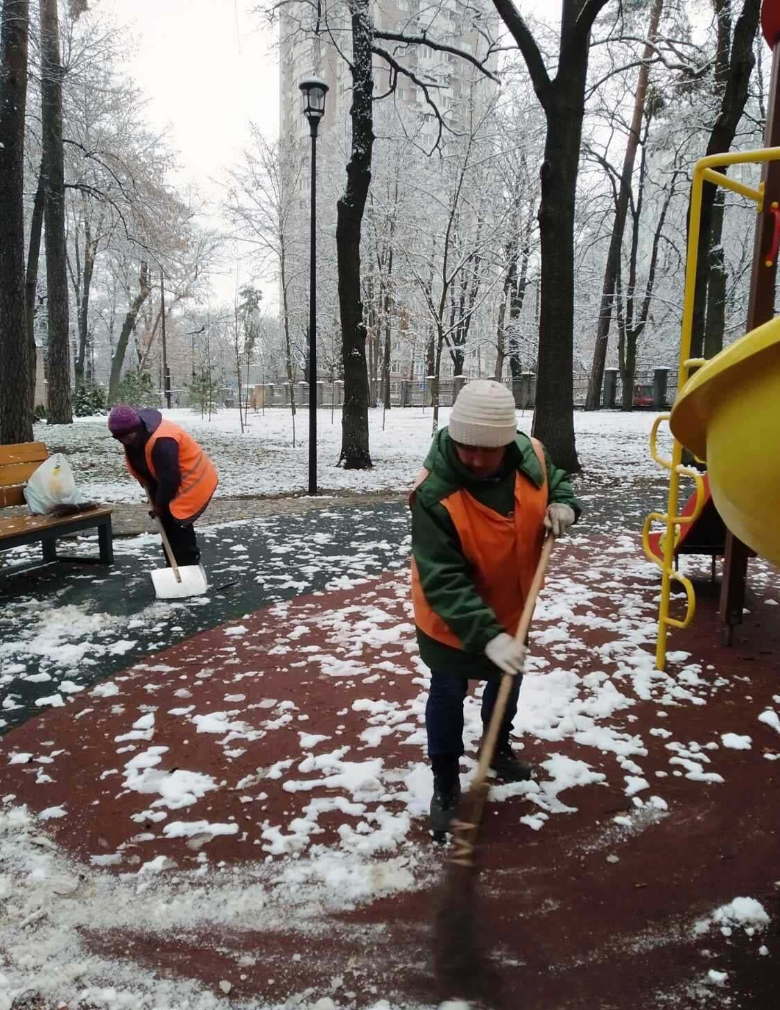 Сніг осів на доріжках та лавах, дитячих та спортивних майданчиках