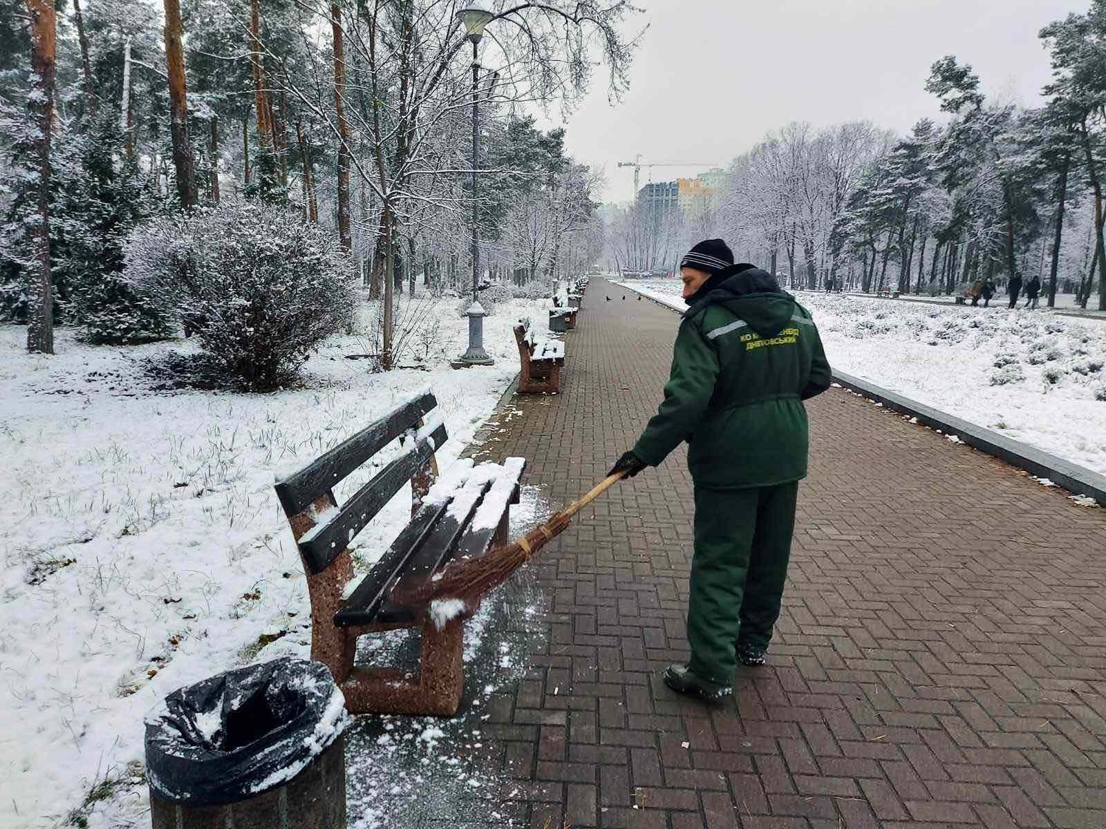 Комунальники чистять сніг