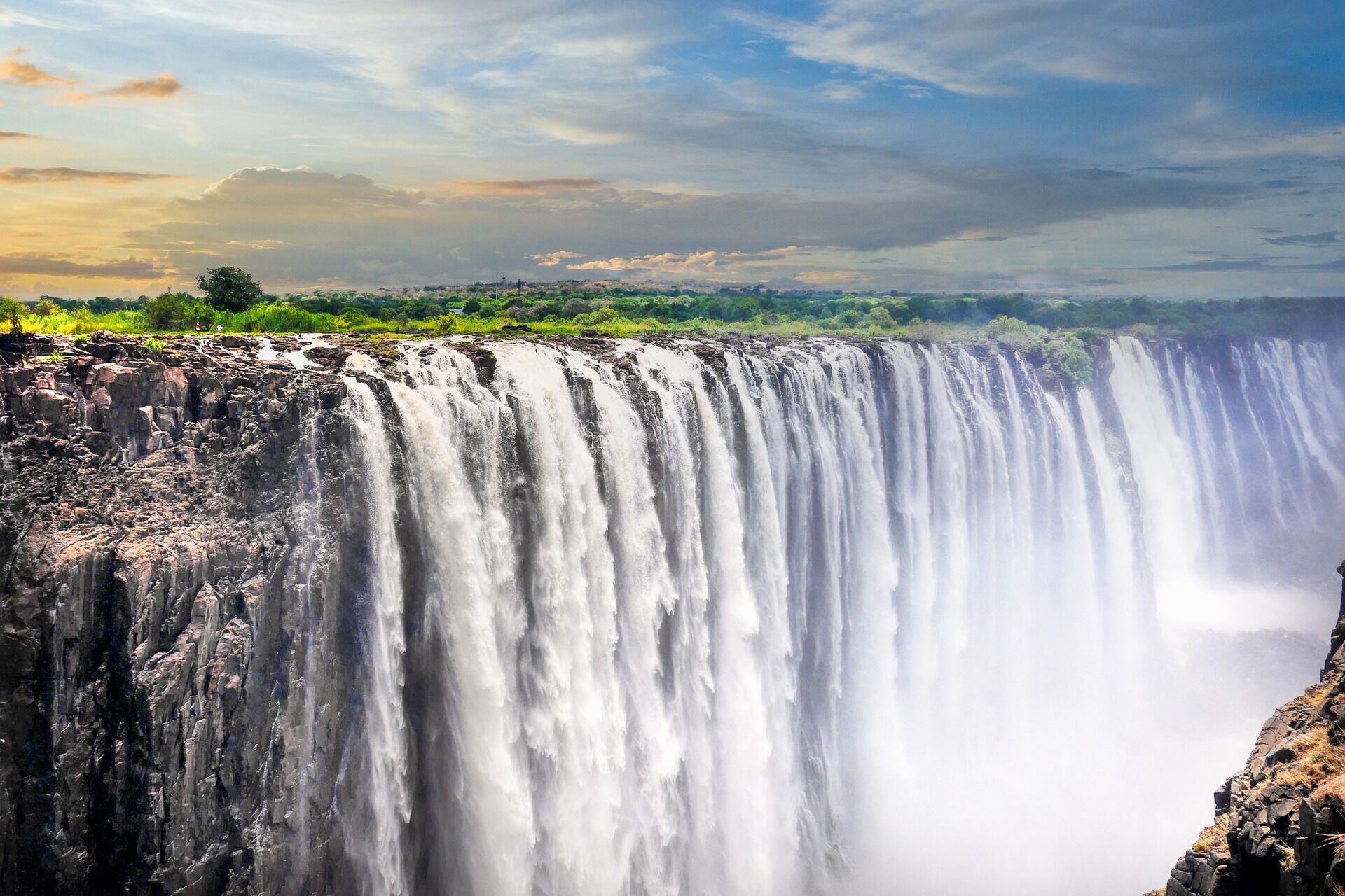 На тарзанке можно пролететь над 120-метровым водопадом.