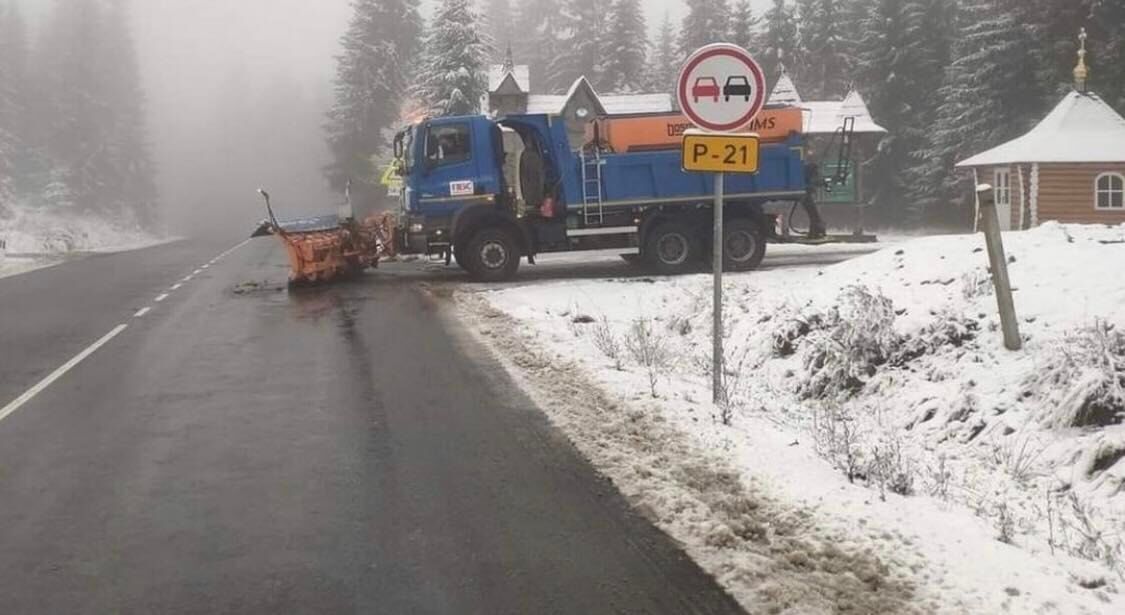 Дорогу за потреби посипають соляним розчином.