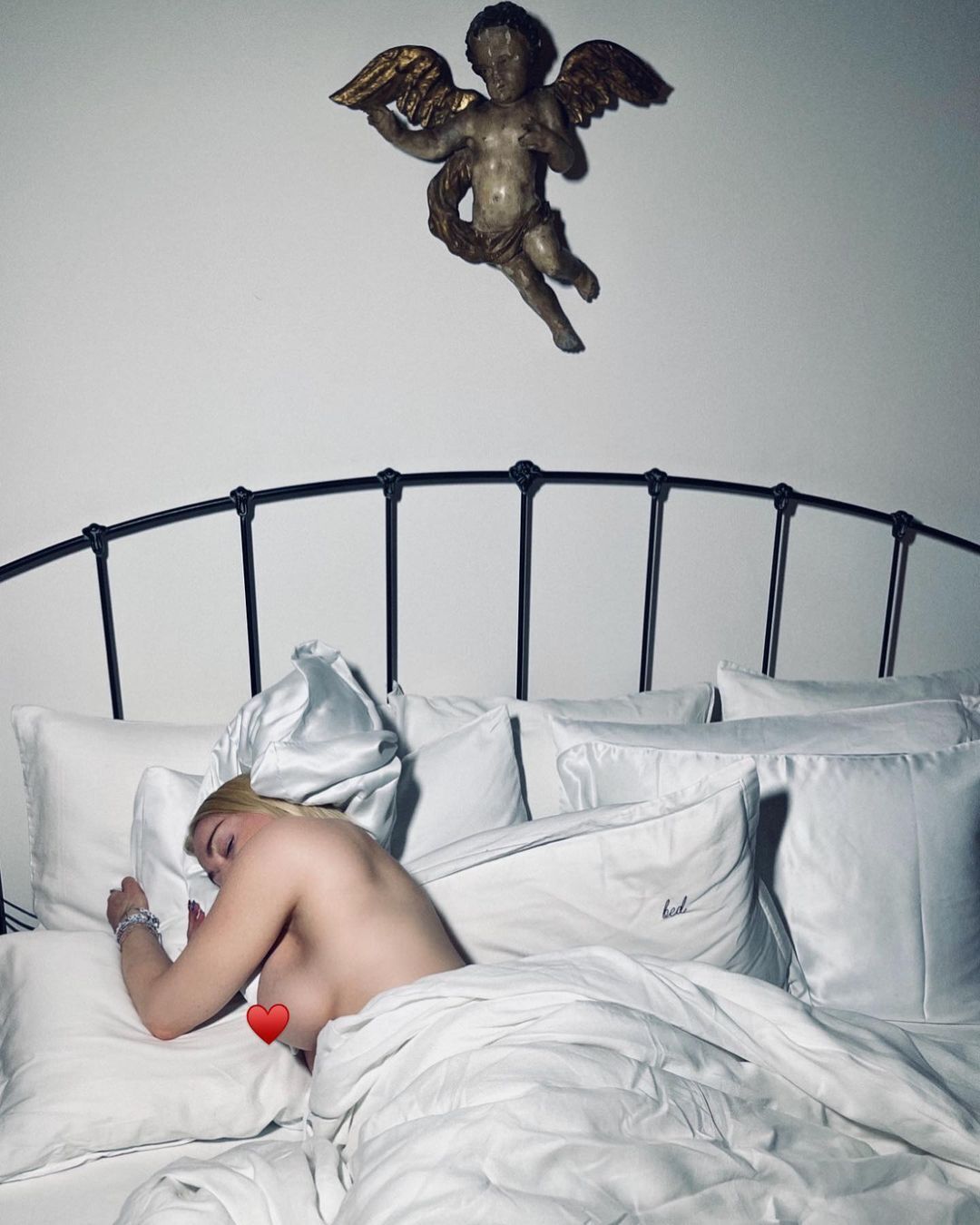Обнаженная Мадонна в постели.