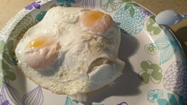 Жуткий завтрак с яйцом и рисом.