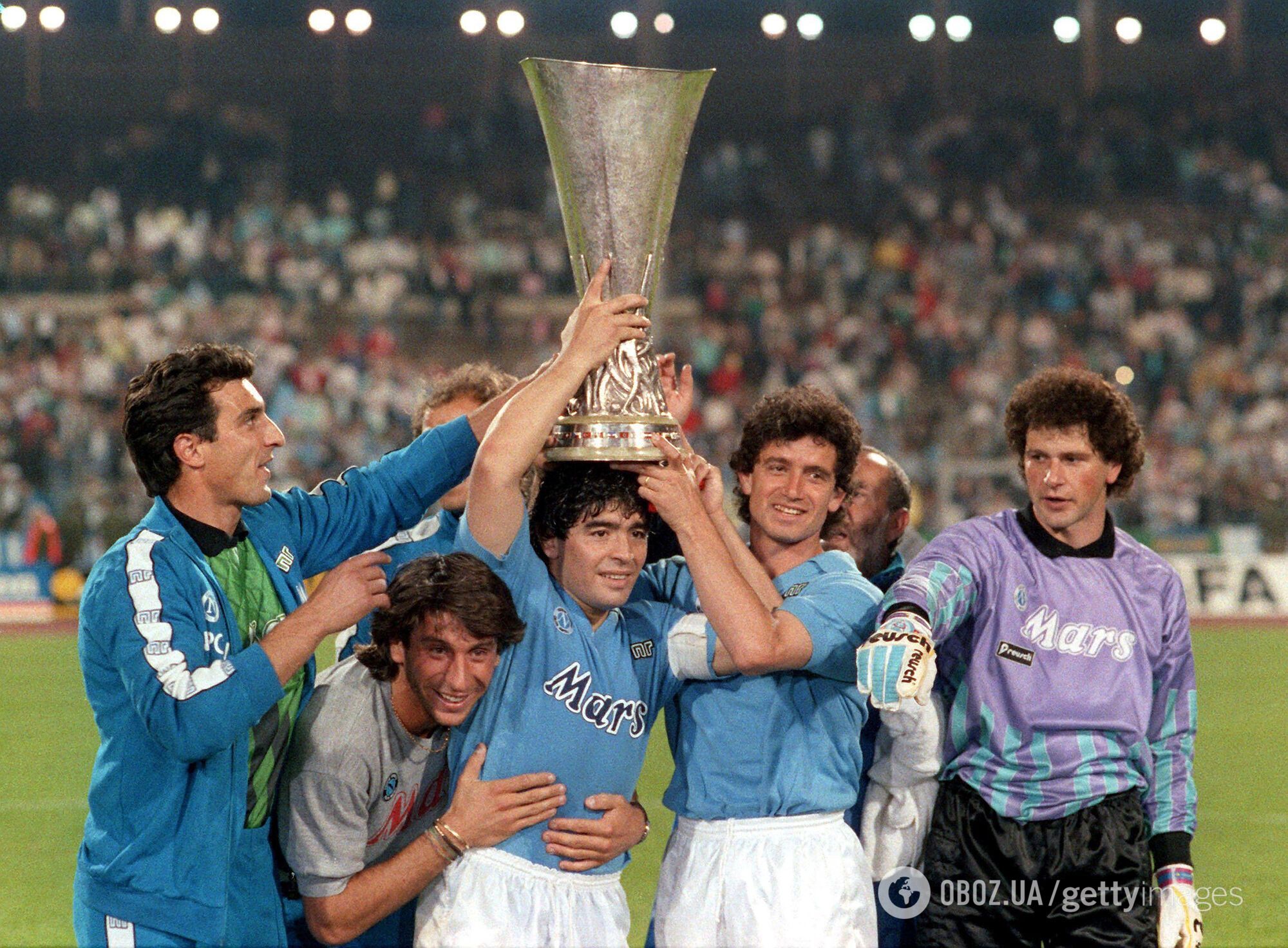 Диего Марадона после победы в матче Кубка УЕФА, 1989 год