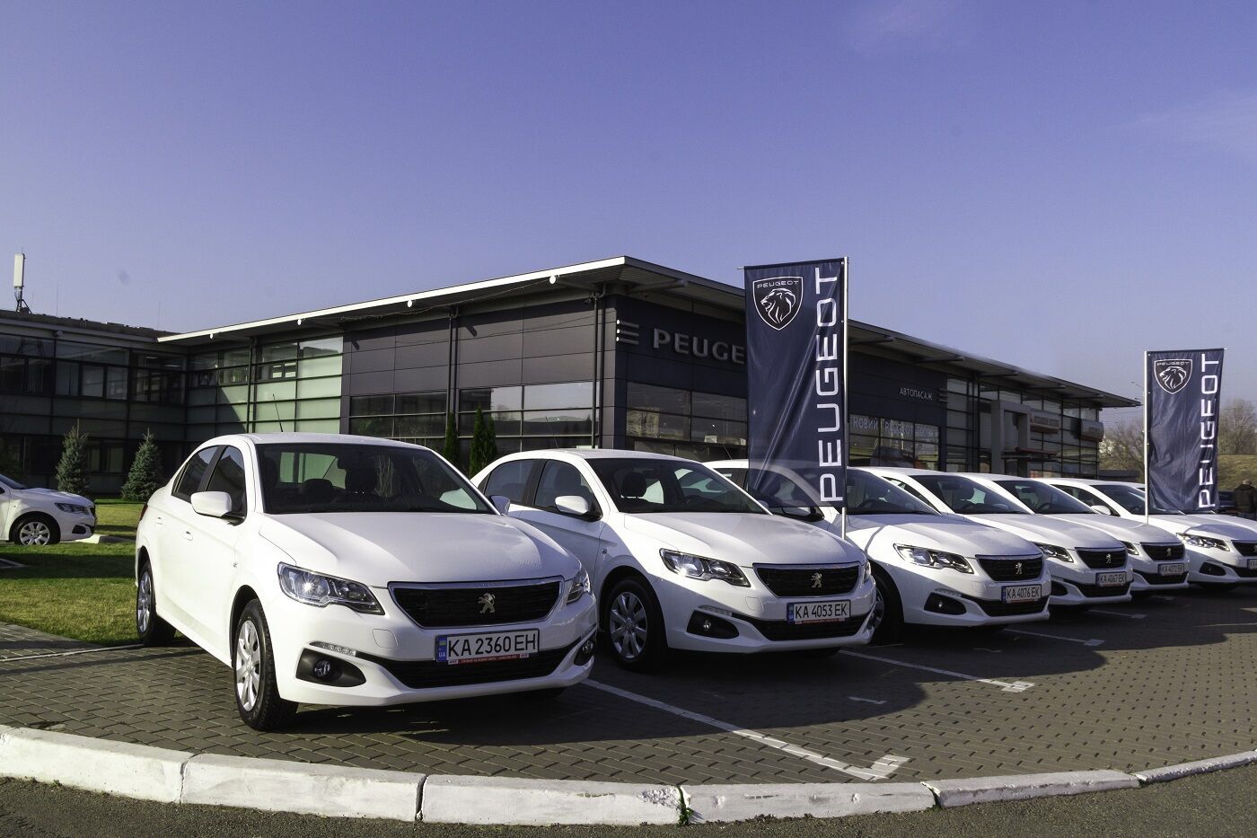 Седаны Peugeot 301 оснащены бензиновыми и дизельными двигателями