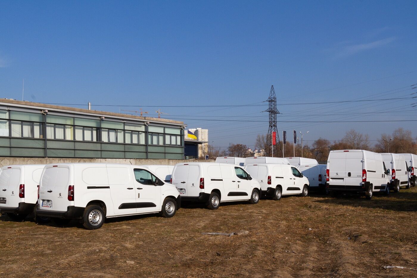 Фургоны Partner и Boxer дополнительно укомплектованы специальным оборудованием для выполнения сервисных и ремонтных работ