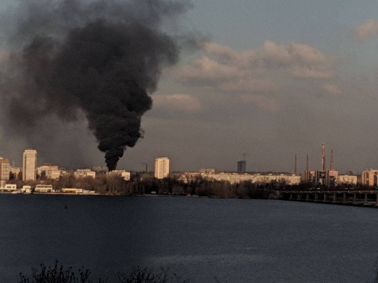 Робітники намагалися загасити його самотужки