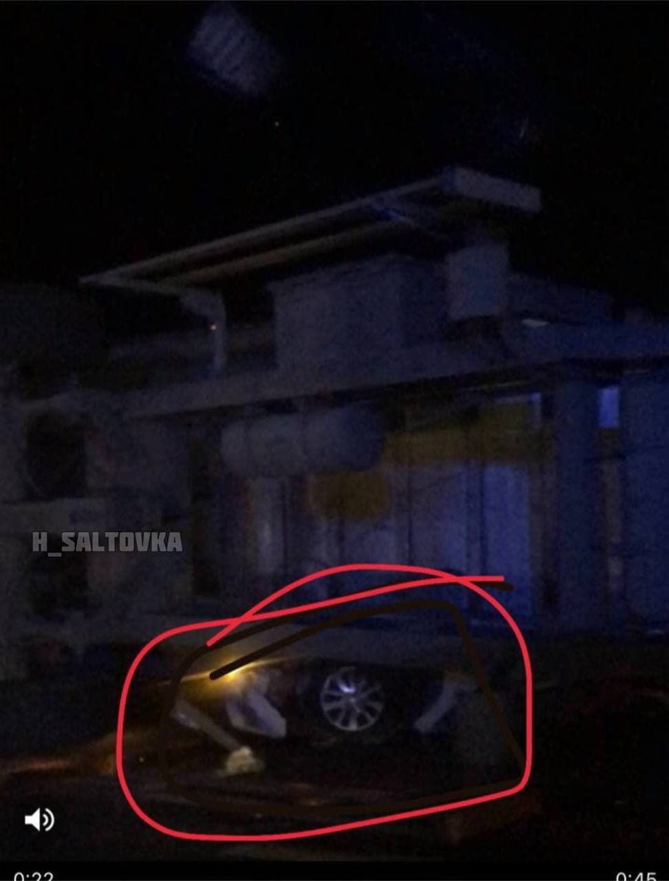 В Харькове грузовик перевернулся и раздавил машину такси с людьми, фото 2